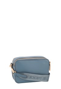 Modrá kožená crossbody taška so zlatým zipsom, textúrovaný povrch, obdĺžnikový tvar a popruh embosovaný s detailom "JOOP!".