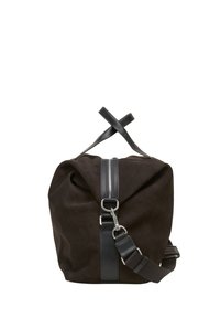 Sac en suède marron avec une grande ouverture et des accents en cuir noir, doté d'une fermeture éclair, d'une sangle ajustable et de poignées pour un porté croisé.