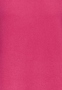 Fukszia texturált szövet bordázott mintával, elasztikus anyagból készült, ideális kényelmes és rugalmas viselethez.