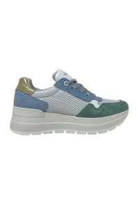 Sneaker con una toma in rete bianca, accenti in suede blu chiaro, una toppa in suede verde e un tallone in oro metallico. Presenta lacci grigi e una suola spessa bianca.