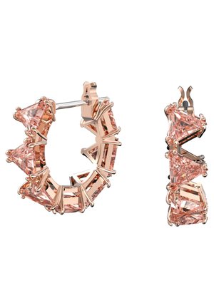 Orecchini a cerchio in oro rosa con molteplici gemme triangolari rosa incastonate a griffe, mostrati da davanti e di lato.