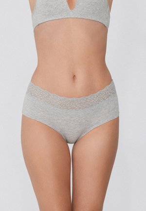 Szare bawełniane figi hipstery z koronkowym pasem w kwiaty. Oferują miękką teksturę i prosty design, idealne do codziennego komfortowego noszenia.