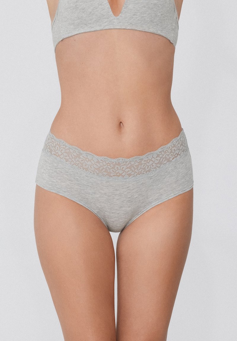 Graue Baumwoll-Hipsterunterwäsche mit einem floralen Spitzenbund. Verfügt über eine weiche Textur und ein einfaches Design, geeignet für einen bequemen Tragekomfort.