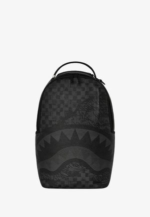 Mochila negra con un patrón de tablero de ajedrez y un diseño estilizado de diente de tiburón en la parte inferior. Textura suave con doble cremallera y un asa en la parte superior.