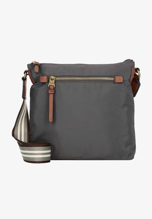 Borsa a tracolla in nylon grigio con zip superiore in ottone, dettagli in pelle marrone e una tracolla in tessuto a righe. Presenta una tasca frontale con zip.