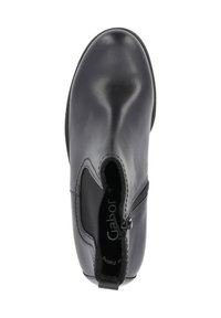 Czarny skórzany botek za kostkę o gładkim wykończeniu, z elastycznymi panelami po bokach i zapięciem na zamek, wyposażony w niski obcas i wyściółkę z poduszką dla wygody.