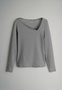 Schwarz-weißer gestreifter Langarmshirt mit weitem Ausschnitt und lockerer Passform. Leichter Stoff mit glatter Textur.