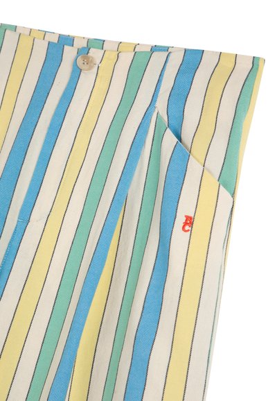 Gestreepte katoenen stof in blauw, groen, geel en crème tinten; voorzien van een knoopsluiting en een rood geborduurd logo op de zak.