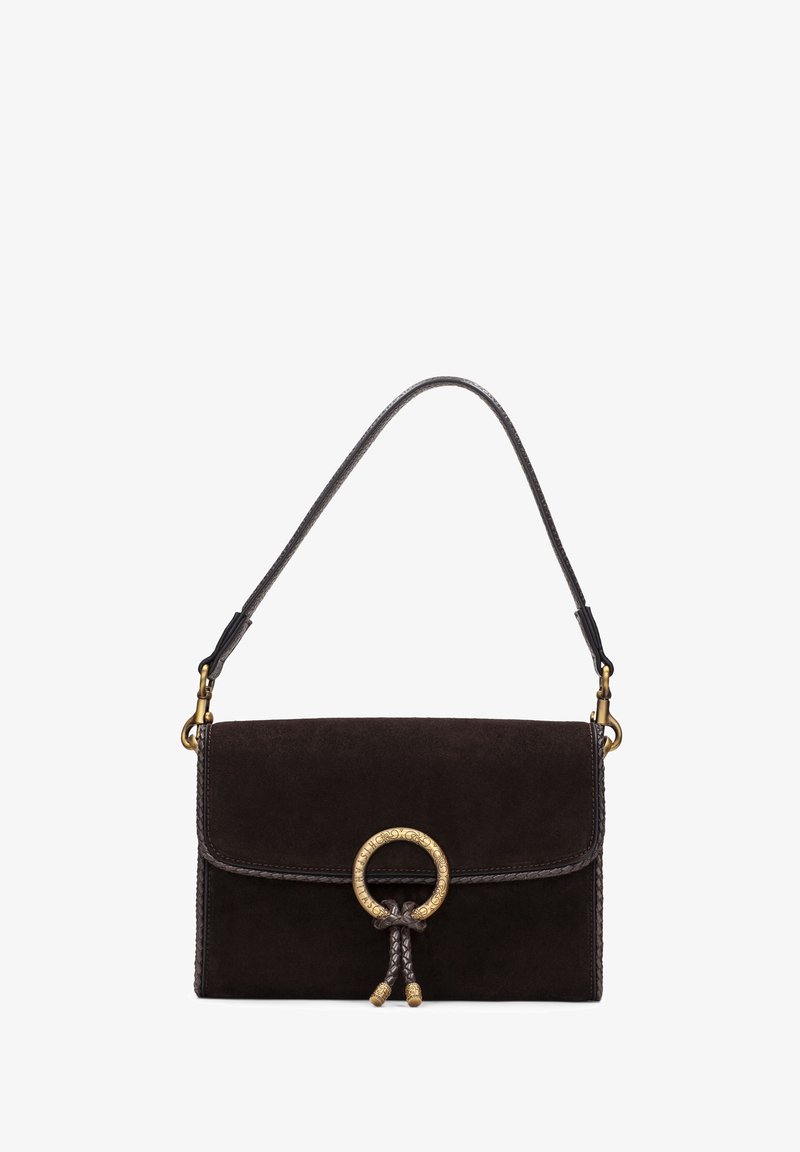 Sac à bandoulière en daim brun foncé avec une sangle en cuir tressé et un fermoir rond doré décoratif sur le rabat avant.