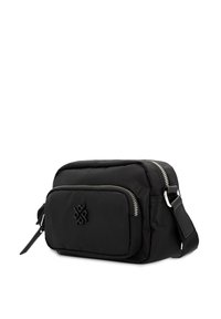Schwarze Nylon-Crossbody-Tasche mit Reißverschluss, Fronttasche und Logo-Akzent. Verstellbarer Tragegurt und weiche Textur. Kompakte rechteckige Form.