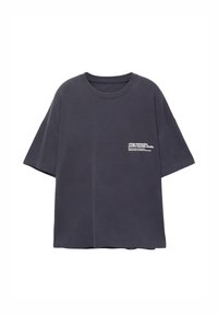 Mørk oversized bomulds T-shirt med korte ærmer. Forsiden har hvid tekst på venstre brystområde. Simpelt, ensfarvet design uden mønstre.