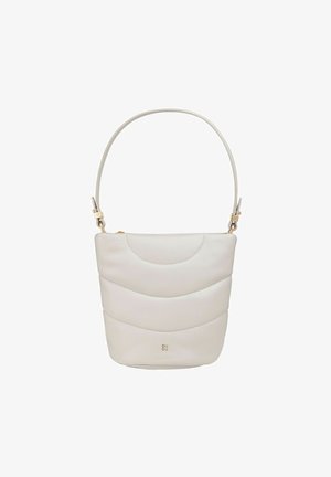 Hellegraue Leder-Bucket-Tasche mit gewelltem, gestepptem Muster, einem einzelnen Schulterriemen und goldfarbenen Hardware-Akzenten. Mit Reißverschluss oben verschlossen.