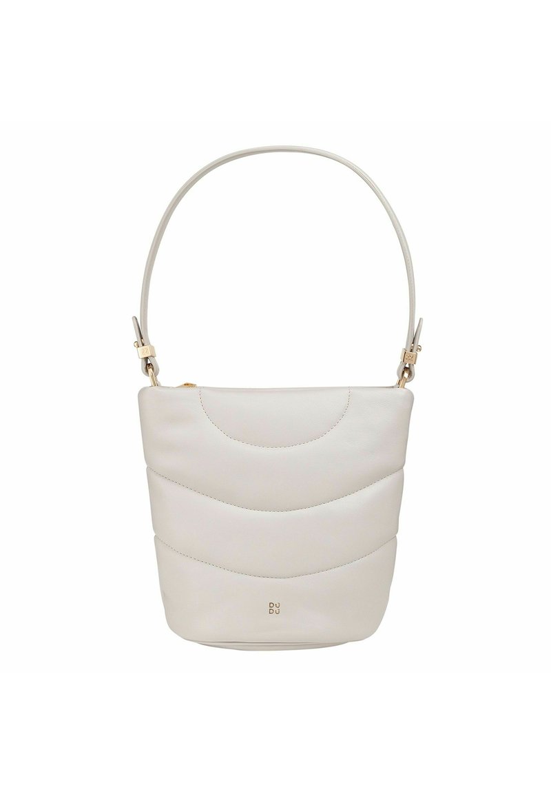 Hellegraue Leder-Bucket-Tasche mit gewelltem, gestepptem Muster, einem einzelnen Schulterriemen und goldfarbenen Hardware-Akzenten. Mit Reißverschluss oben verschlossen.
