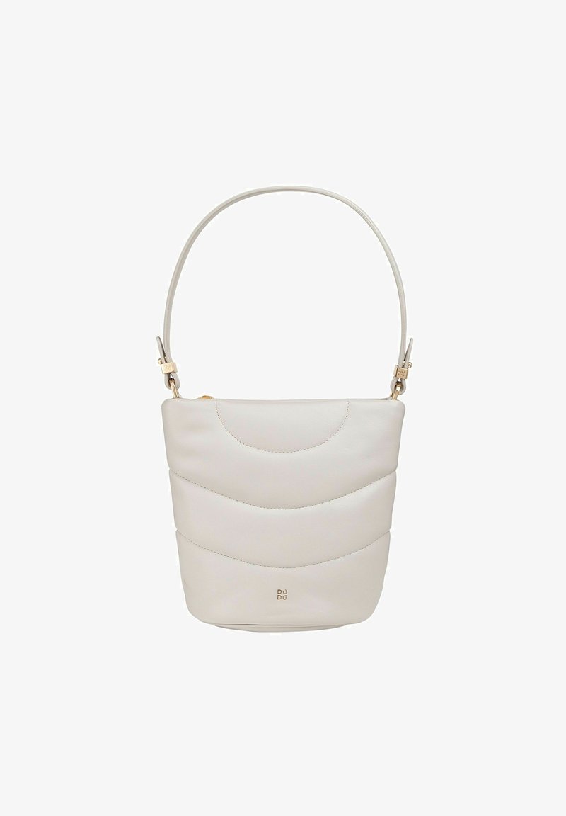 Borsa a secchiello in pelle grigia chiara con un motivo trapuntato ondulato, una sola tracolla e dettagli in metallo dorato. Chiusura superiore con zip.