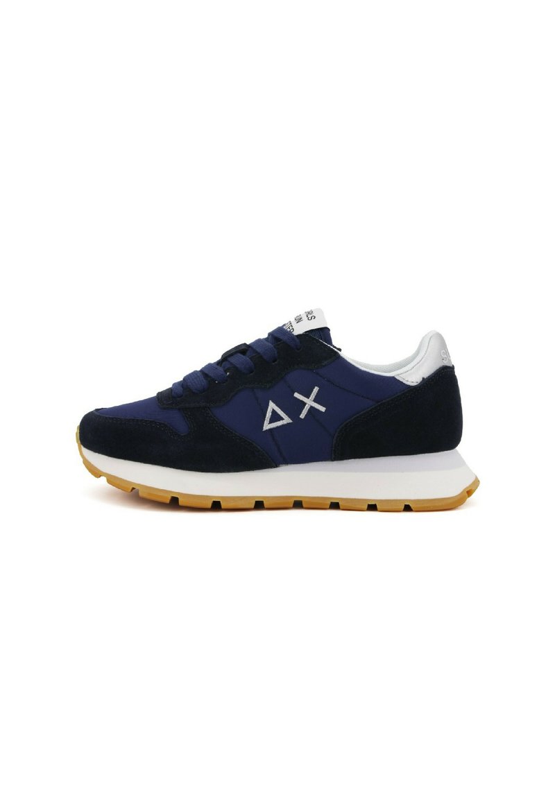 Sneaker blu navy realizzati in materiali scamosciati e in rete, con suola intermedia bianca, suola in gomma e accenti di logo a contrasto. Dotate di lacci rotondi.