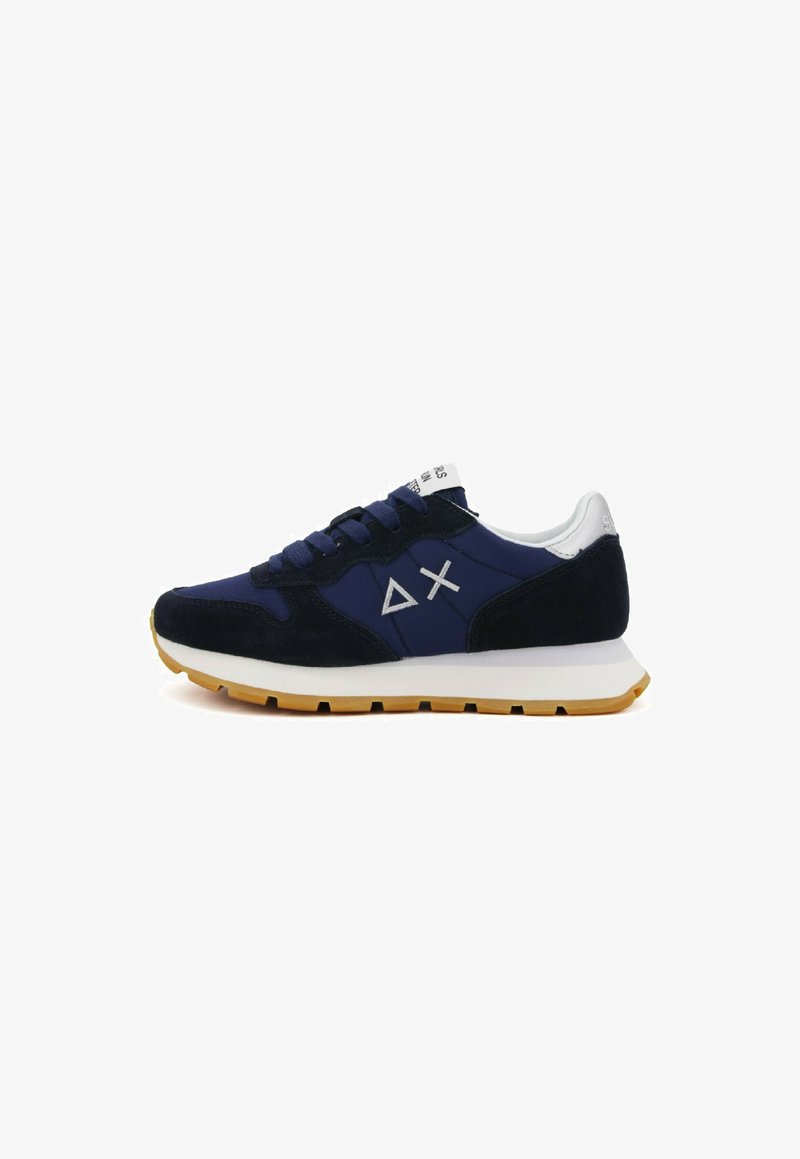 Sneaker blu navy realizzati in materiali scamosciati e in rete, con suola intermedia bianca, suola in gomma e accenti di logo a contrasto. Dotate di lacci rotondi.