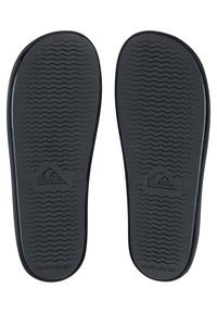 Čierne gumové podrážky sandálov s textúrovaným povrchom so vzormi vĺn a logom Quiksilver. Okrúhle hrany a minimalistický dizajn.