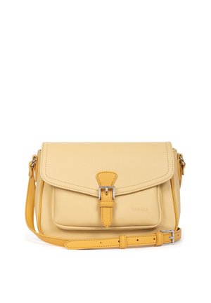 Sac bandoulière en cuir beige avec rabat avant, fermeture par boucle et bandoulière réglable, présenté sur fond blanc.