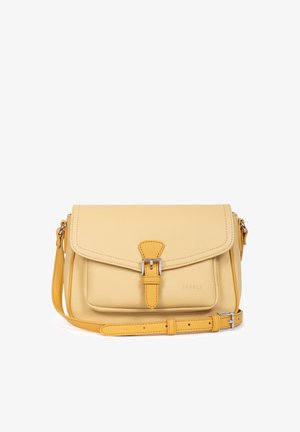 Sac bandoulière en cuir beige avec rabat avant, fermeture par boucle et bandoulière réglable, présenté sur fond blanc.