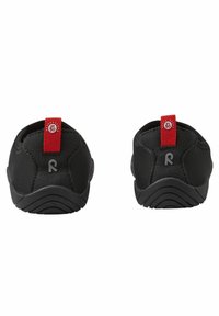 Fekete slip-on cipők rugalmas talppal, texturált szövet felsőrésszel és piros húzófülekkel, hátul UV 50 logóval.