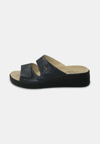 Sandal in pelle nera, testurizzata, con due cinturini regolabili, una soletta imbottita e una suola a zeppa bassa.