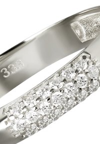 Bague en argent ornée d'une rangée de petites pierres précieuses rondes et claires, enchâssées dans une bande texturée, avec une gravure "333" à l'intérieur.