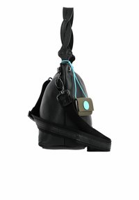 Bolso de hombro de cuero negro con acabado texturizado, acentos en turquesa contrastantes, una correa desmontable y un pequeño estuche verde con cremallera adjunto.