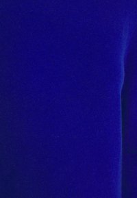 Jasnoniebieska tkanina o miękkiej fakturze, charakteryzująca się gładką, równą powierzchnią bez widocznych wzorów ani akcentów.