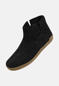 Zwarte felten enkelboot met een uitgesneden ontwerp. Heeft een beige rubberen zool en een minimalistische stikselrand. 