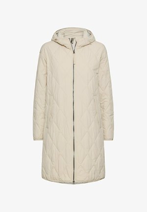 Beżowy pikowany długi płaszcz z kapturem, zamkiem błyskawicznym z przodu i bocznymi kieszeniami. Miękka tekstura i wzór w romby na całej powierzchni.