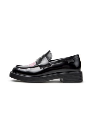 Sort læderloafer med tyk sål, lyserødt blomsterdesign på tåen og en syet bånd over toppen, vist i sideprofil på hvid baggrund.