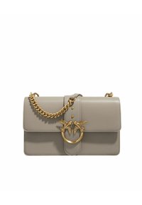 Borsa in pelle grigia con tracolla in catena dorata, chiusura a patta e un accento metallico circolare che presenta due motivi di uccelli.