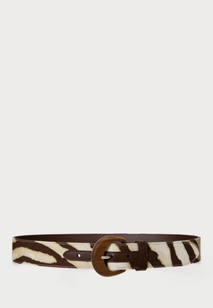 Brun og beige zebraprint bælte med mørkebrun læderkant og en rundet træspænde på en ensfarvet baggrund.