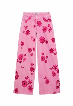 Jean droit rose avec des motifs floraux rose foncé répartis sur le tissu, bouton à l'avant, fermeture éclair et design à cinq poches.