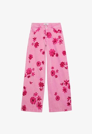 Jean droit rose avec des motifs floraux rose foncé répartis sur le tissu, bouton à l'avant, fermeture éclair et design à cinq poches.