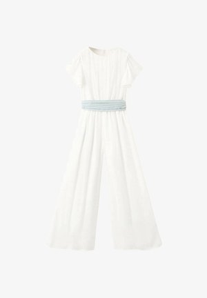 Biały kombinezon z szerokimi nogawkami, krótkimi falbanowymi rękawami, teksturowanymi pionowymi detalami na gorsecie oraz jasnoniebieskim plisowanym paskiem w talii.