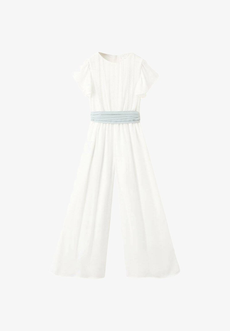 Vit jumpsuit med vida ben och korta fladdrande ärmar, texturerade vertikala detaljer på bodysdelen och ett ljusblått plisserat tygbälte i midjan.