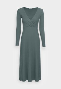 Långärmad, ribbad midiklänning i dämpad grön med V-ringad korsad liv och åtsittande midja.