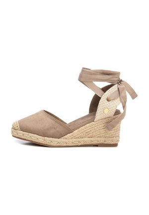 Sandalo zeppa espadrille color cognac con tomaia in camoscio, suola intermedia in juta intrecciata e lacci alla caviglia in nastro. Presenta un dettaglio testurizzato sul tallone.