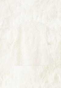 Top corto bianco in pizzo con maniche corte, caratterizzato da un design testurizzato e fuzzy e piccoli bottoni sul retro. Materiale morbido e leggero, con un motivo intricatamente dettagliato.