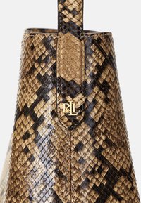 Sac à main à texture de cuir de serpent marron et noir avec poignée supérieure et logo "RL" doré au centre devant.