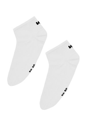 Paar weiße Knöchelsocken mit schwarzem Textlogo nahe am Bündchen und an der Sohle, schlichtes Design, flach auf weißem Hintergrund dargestellt.