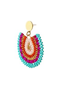 Helmin korvakoru, jossa on kullanvärinen pyöreä niitti. Sisältää monimutkaisia kuvioita turkoosista, oranssista, vaaleanpunaisesta ja valkoisesta helmistä, jotka on asetettu kerroksittaiseen muotoiluun.