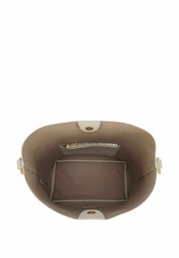 Gestructureerde handtas met een zachte beige binnenkant, voorzien van een klein ritsvak en een contrasterende witte klep sluiten. Accenten in goudkleurig hardware.