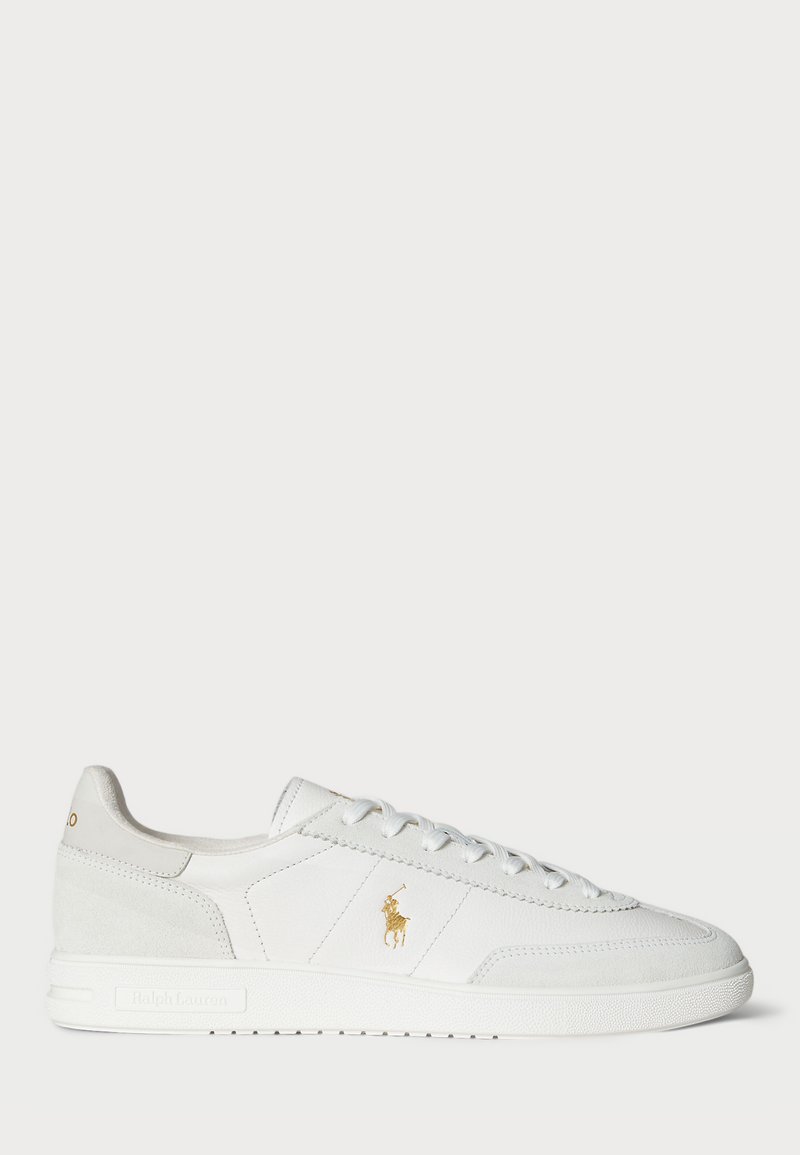 Valged tossud, mis on valmistatud nahast ja seemisnahast, omavad paeltega kinnitamist, tooni-ühtlast õmblust, pehmendatud krae ja kuldset logo külje peal.