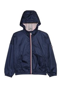 Giacca a vento con cappuccio di colore blu navy realizzata in materiale leggero, presenta una cerniera frontale con dettagli rossi e bianchi e polsini elastici.