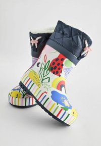 Bunte wasserdichte Stiefel mit einem mehrfarbigen Obermaterial, das Blumen- und geometrische Muster aufweist. Marinefarbener, gesteppten Schaft mit einer strukturierten Sohle.