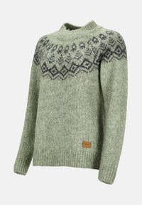 Pull en maille vert clair avec un motif géométrique foncé autour de l'empiècement et une petite étiquette logo marron près de l'ourlet sur le devant côté gauche.