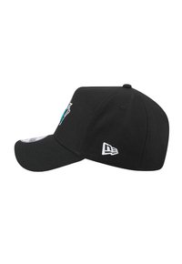 Casquette noire avec un design structuré et une visière courbée. Comprend des accents de logo brodés en turquoise et blanc sur le devant et sur le côté.