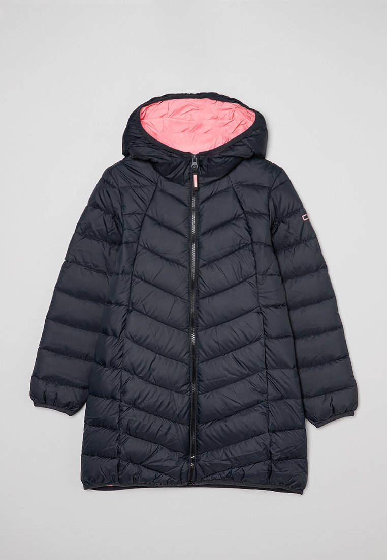 Schwarze Daunenjacke mit Kapuze und pinkem Innenfutter. Chevron-Steppdesign, durchgehender Reißverschluss und elastische Bündchen für zusätzliche Wärme.